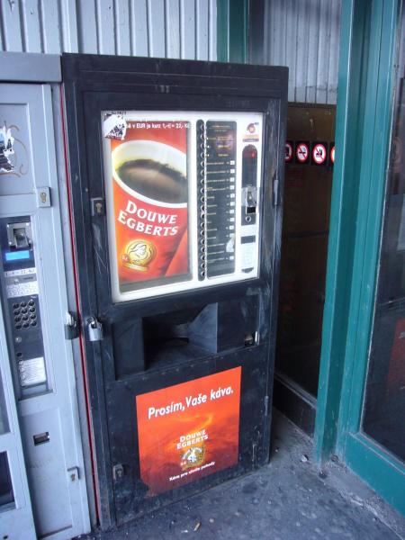 Automat Douwe Egberts ve vestibulu metra roztyly